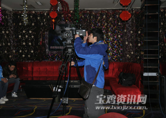 台前幕后忙乱的工作人员.jpg